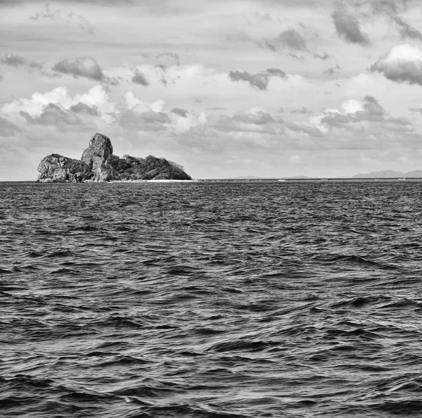 在菲律宾蛇岛的一条船上 靠近恩多巴拉望美丽的全景海岸线 大海和岩石 — 图库照片