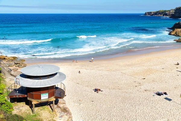 オーストラリア ビーチ観光ライフガードと Surfe — ストック写真