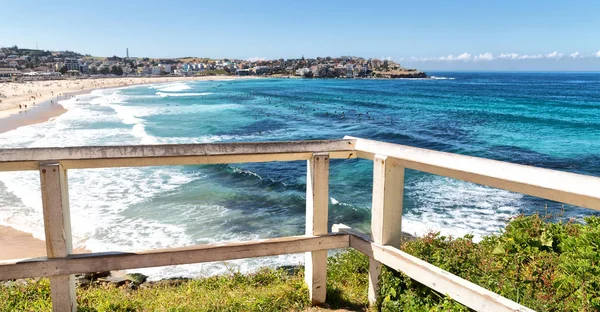 AUSTRALIA,SYDNEY-CIRCA  AUGUST 2017-unidentified people and surf — Stock Photo, Image