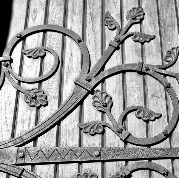 Az antik ajtó és a fém, a bejáratnál — Stock Fotó