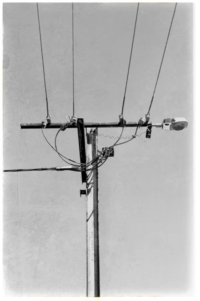 Linha de energia com poste elétrico no céu claro — Fotografia de Stock