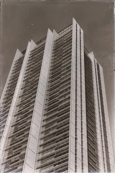 Modern mit dem Wolkenkratzer am leeren Himmel — Stockfoto