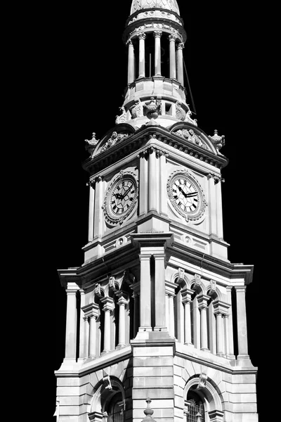 В Сіднеї антикварна годинникова вежа в небі — стокове фото