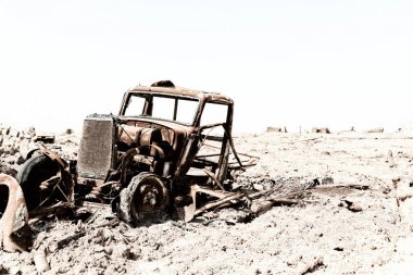 Danakil içinde eski Etiyopya Afrika'da İtalyan Köyü koloni paslı antika araba ve korku kıyamet sıcak kavramı terk 