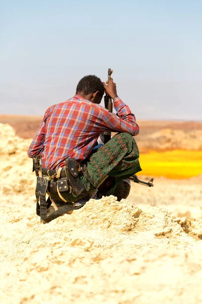 África Terra Danakil Ethiopia Soldado Negro Sua Arma Olhando Para — Fotografia de Stock