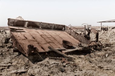 Danakil içinde eski Etiyopya Afrika'da İtalyan Köyü koloni paslı antika araba ve korku kıyamet sıcak kavramı terk 