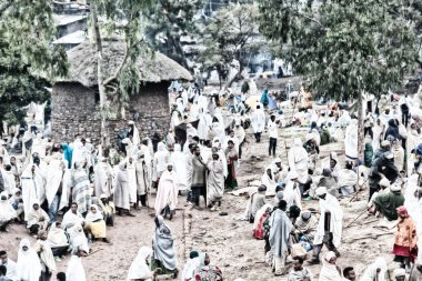 Etiyopya, Lalibela-Ocak 2018--genna celebratio kalabalık içinde kimliği belirsiz kişi dolaylarında