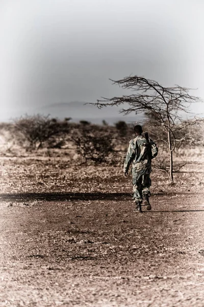 エチオピアの土地のアフリカ黒人兵士および国境を探して彼の銃 — ストック写真