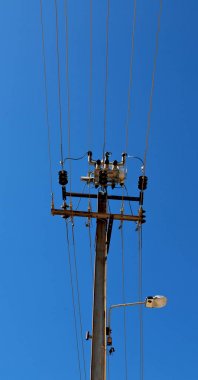 Avustralya açık havada elektrik direği ile güç hattı kavramı