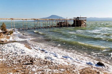 danakil Etiyopya'da Afrika trebuchet köpük tuzlu göl ve kıyı şeridi Hill'de balıkçılık için