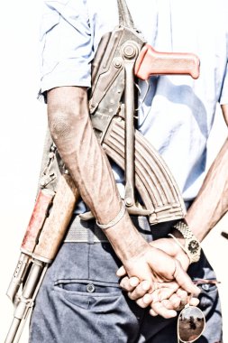 danakil Etiyopya Afrika tüfek ve güvenlik ve koruma görevlisi kavramı arkası