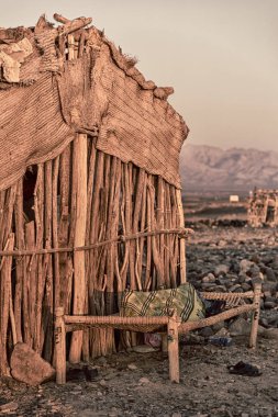 Etiyopya Afrika'da insanların taş çöldeki zavallı bir eve