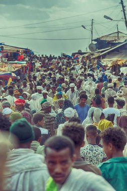 Etiyopya, Lalibela-Ocak 2018--genna celebratio kalabalık içinde kimliği belirsiz kişi dolaylarında