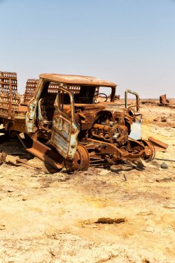 Danakil içinde eski Etiyopya Afrika'da İtalyan Köyü koloni paslı antika araba ve korku kıyamet sıcak kavramı terk 