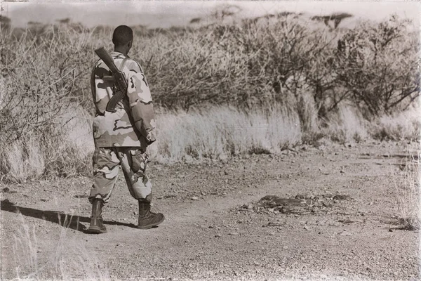  Etiyopya kara Afrika'da siyah bir asker ve silahını yatılı arıyorsunuz