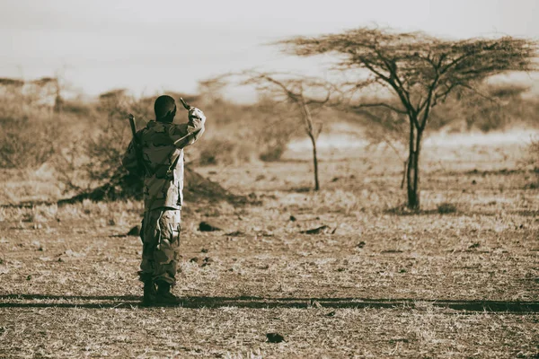 エチオピアの土地のアフリカ黒人兵士および国境を探して彼の銃 — ストック写真