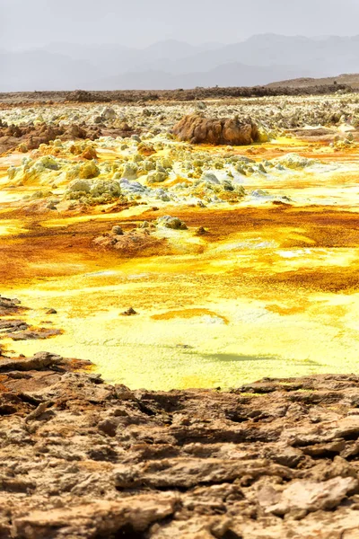 Danakil Etiyopya Afrika'da dallol volkanik depresyon gibi göl ve asit sulfer mars