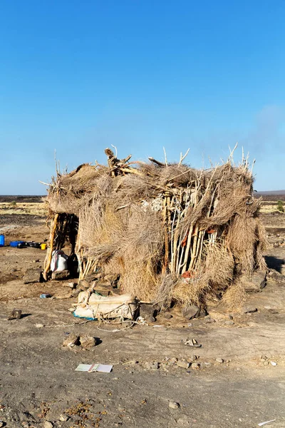 在埃塞俄比亚非洲的人在石头沙漠的穷人的房子 — 图库照片