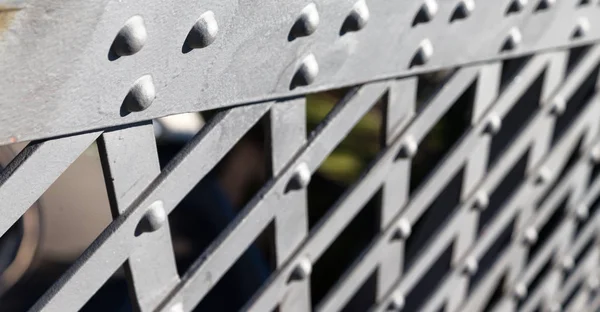 Vanaf de brug de metalen staalconstructie — Stockfoto