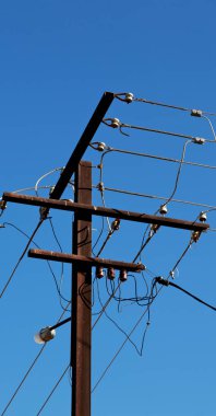 Avustralya açık havada elektrik direği ile güç hattı kavramı