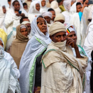 Etiyopya, Lalibela-Ocak 2018--genna celebratio kalabalık içinde kimliği belirsiz kişi dolaylarında