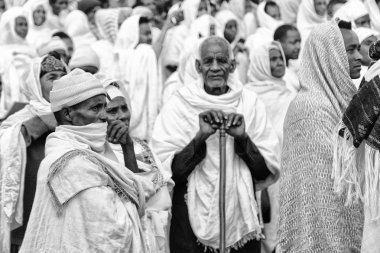 Etiyopya, Lalibela-Ocak 2018--genna celebratio kalabalık içinde kimliği belirsiz kişi dolaylarında