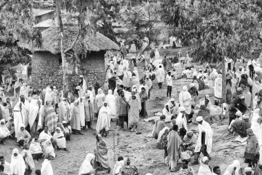 Etiyopya, Lalibela-Ocak 2018--genna celebratio kalabalık içinde kimliği belirsiz kişi dolaylarında
