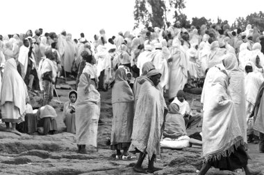 Etiyopya, Lalibela-Ocak 2018--genna celebratio kalabalık içinde kimliği belirsiz kişi dolaylarında