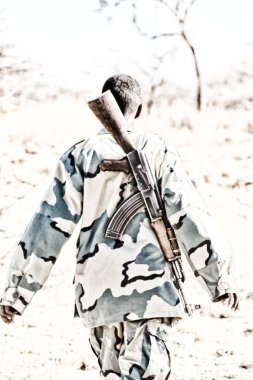  Etiyopya kara Afrika'da siyah bir asker ve silahını yatılı arıyorsunuz