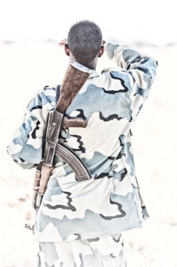  Etiyopya kara Afrika'da siyah bir asker ve silahını yatılı arıyorsunuz
