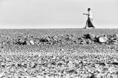  gökyüzüne danakil Etiyopya Afrika bir yürüyen adam 