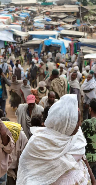 En lalibela ethiopia el mercado lleno de gente en la celebración — Foto de Stock