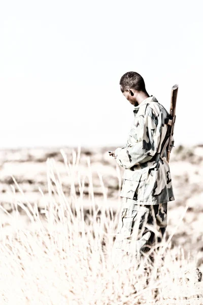 África Tierra Etiopía Soldado Negro Arma Mirando Frontera — Foto de Stock