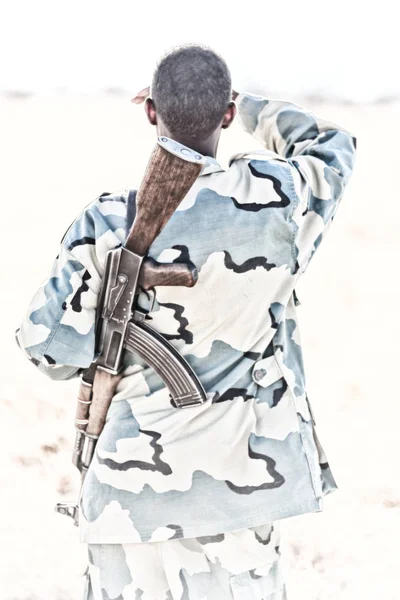 África Tierra Etiopía Soldado Negro Arma Mirando Frontera — Foto de Stock