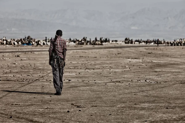  siyah bir asker ve silahını yatılı arıyorsunuz