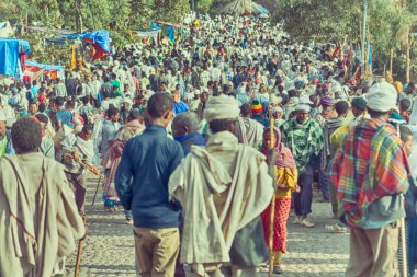 Etiyopya, Lalibela-Ocak 2018--genna celebratio kalabalık içinde kimliği belirsiz kişi dolaylarında