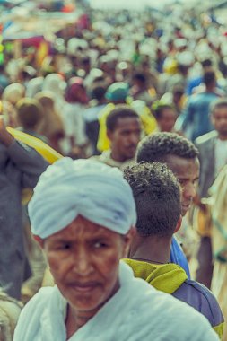 Etiyopya, Lalibela-Ocak 2018--genna celebratio kalabalık içinde kimliği belirsiz kişi dolaylarında