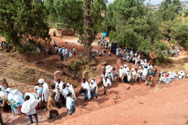 Etiyopya, Lalibela-Ocak 2018--genna celebratio kalabalık içinde kimliği belirsiz kişi dolaylarında
