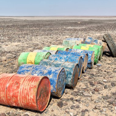 Danakil Etiyopya Afrika'da petrol abandonated biohazard çöl kavramında kutular.