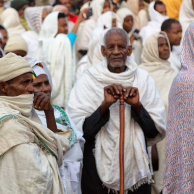 Etiyopya, Lalibela-Ocak 2018--genna celebratio kalabalık içinde kimliği belirsiz kişi dolaylarında