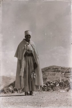  Etiyopya, Lalibela-Aralık 2017--tanımlanamayan rahip sokakta yürürken yaklaşık  