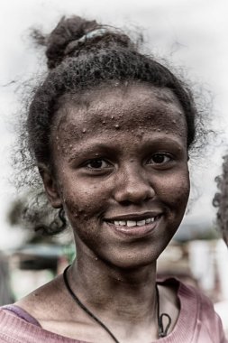 Etiyopya, Lalibela-Ocak 2018--genna celebratio kimliği belirsiz genç kız yaklaşık
