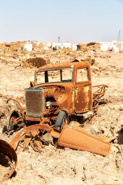 Danakil içinde eski Etiyopya Afrika'da İtalyan Köyü koloni paslı antika araba ve korku kıyamet sıcak kavramı terk 