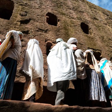 Etiyopya, Lalibela-Ocak 2018--genna celebratio kalabalık içinde kimliği belirsiz kişi dolaylarında