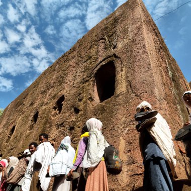 Etiyopya, Lalibela-Ocak 2018--genna celebratio kalabalık içinde kimliği belirsiz kişi dolaylarında