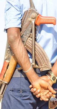 danakil Etiyopya Afrika tüfek ve güvenlik ve koruma görevlisi kavramı arkası