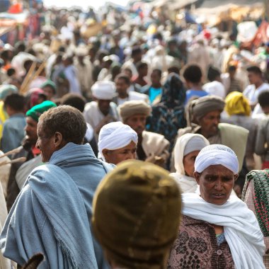Etiyopya, Lalibela-Ocak 2018--genna celebratio kalabalık içinde kimliği belirsiz kişi dolaylarında