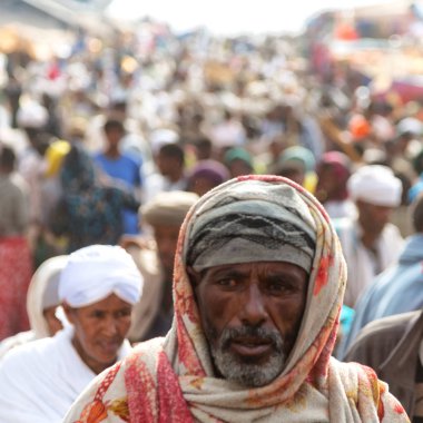 Etiyopya, Lalibela-Ocak 2018--içinde belgili tanımlık çarşı genna celebratio sırasında kimliği belirsiz kişi dolaylarında