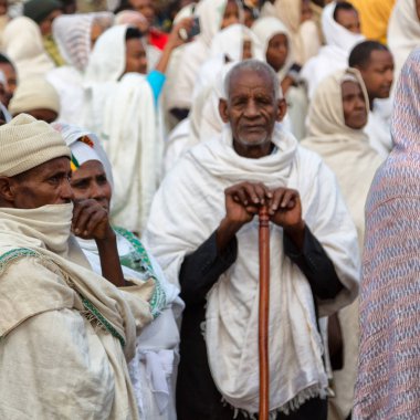 Etiyopya, Lalibela-Ocak 2018--genna celebratio kalabalık içinde kimliği belirsiz kişi dolaylarında