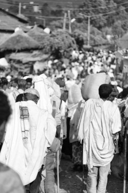 Etiyopya, Lalibela-Ocak 2018--genna celebratio kalabalık içinde kimliği belirsiz kişi dolaylarında